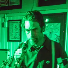 Your Faceを聴いたり、ミュージックビデオを鑑賞したり、経歴やツアー日程などを確認したりしましょう！