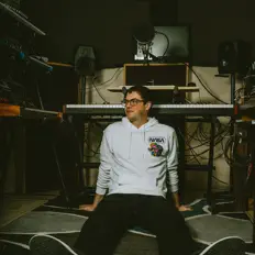 Écoutez Collin Clauson, regardez des vidéoclips, lisez la biographie, consultez les dates de tournée et plus encore !