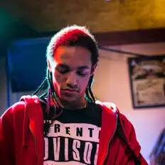 delaney.を聴いたり、ミュージックビデオを鑑賞したり、経歴やツアー日程などを確認したりしましょう！