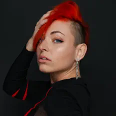 聆聽 Miss Alley Cat、觀看音樂影片、閱讀小傳、查看巡演日期等！