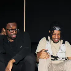 3a을(를) 듣고, 뮤직 비디오를 보고, 약력을 읽고, 투어 일정 등을 확인하세요!