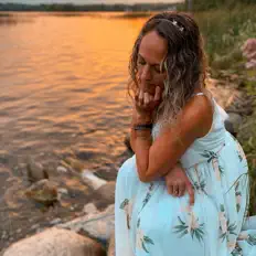 Amberを聴いたり、ミュージックビデオを鑑賞したり、経歴やツアー日程などを確認したりしましょう！