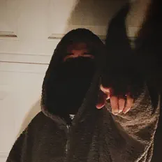 onev1ewを聴いたり、ミュージックビデオを鑑賞したり、経歴やツアー日程などを確認したりしましょう！