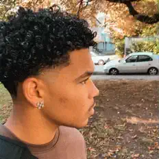 I2Sを聴いたり、ミュージックビデオを鑑賞したり、経歴やツアー日程などを確認したりしましょう！