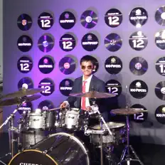 Ascolta Signature Moves, guarda video musicali, leggi la biografia, vedi le date del tour & altro!