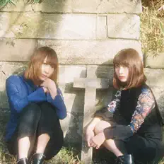 Dengarkan Glium, tonton video musik, baca bio, lihat tanggal tur & lainnya!