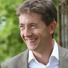 Hör dir Richard Quesnel an, schau dir Musikvideos an, lies die Biografie, finde Tourdaten und mehr!