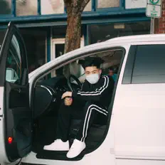 Poslechněte si interpreta Woo, sledujte hudební videa, přečtěte si životopis, podívejte se na data turné a další informace.