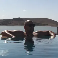 CASH dinle, müzik videolarını izle, biyografisini oku, tur tarihlerini ve daha fazlasını gör!