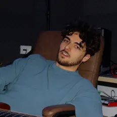 Escucha a Nandez, mira videos musicales, lee su biografía, consulta las fechas de las gira y más.