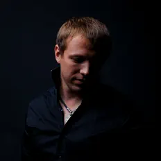 聆聽 Melum、觀看音樂影片、閱讀小傳、查看巡演日期等！