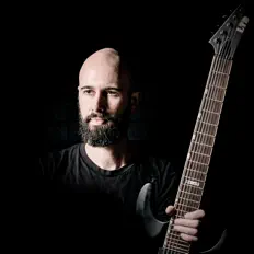 Hör dir Medda an, schau dir Musikvideos an, lies die Biografie, finde Tourdaten und mehr!