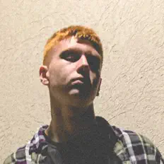 Poslechněte si interpreta Rias, sledujte hudební videa, přečtěte si životopis, podívejte se na data turné a další informace.