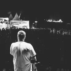 Dengarkan Ari Chicago, tonton video musik, baca bio, lihat tanggal tur & lainnya!