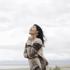 Deb Victa सुनें, म्यूज़िक वीडियो देखें, बायो पढ़ें, दौरे की तारीखें और बहुत कुछ देखें!