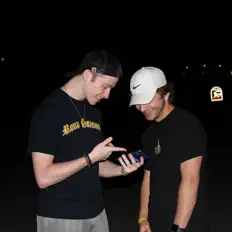 聆聽 Iceberg、觀看音樂影片、閱讀小傳、查看巡演日期等！