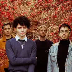 Luister naar Sad Boys Club, bekijk muziekvideo's, lees de bio, bekijk de tourdata, en meer!