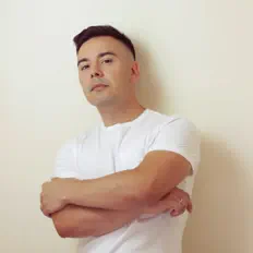 收听 Dioni、观看音乐视频、阅读小传、查看巡演日期等 ！