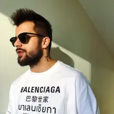 聆聽 Galiv、觀看音樂影片、閱讀小傳、查看巡演日期等！