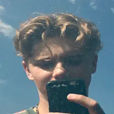 Posłuchaj wykonawcy Who‘s Jay?, obejrzyj teledyski, przeczytaj biografię, zobacz daty tras koncertowych i nie tylko!