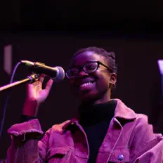 Simpaを聴いたり、ミュージックビデオを鑑賞したり、経歴やツアー日程などを確認したりしましょう！