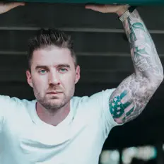 Hunter Mastersを聴いたり、ミュージックビデオを鑑賞したり、経歴やツアー日程などを確認したりしましょう！