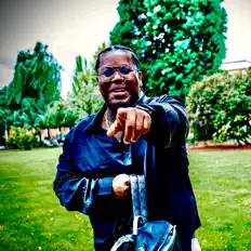 收听 Saintone、观看音乐视频、阅读小传、查看巡演日期等 ！