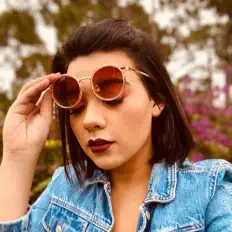 Poslechněte si interpreta Maria Moorê, sledujte hudební videa, přečtěte si životopis, podívejte se na data turné a další informace.