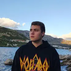 Poslechněte si interpreta DNVX, sledujte hudební videa, přečtěte si životopis, podívejte se na data turné a další informace.