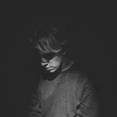 Motivを聴いたり、ミュージックビデオを鑑賞したり、経歴やツアー日程などを確認したりしましょう！