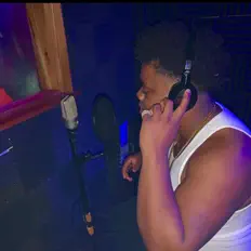 聆聽 34 Hunnit、觀看音樂影片、閱讀小傳、查看巡演日期等！