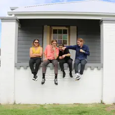 Ouça Honey Hills, assista a videoclipes, leia a biografia, veja as datas das turnês e mais!