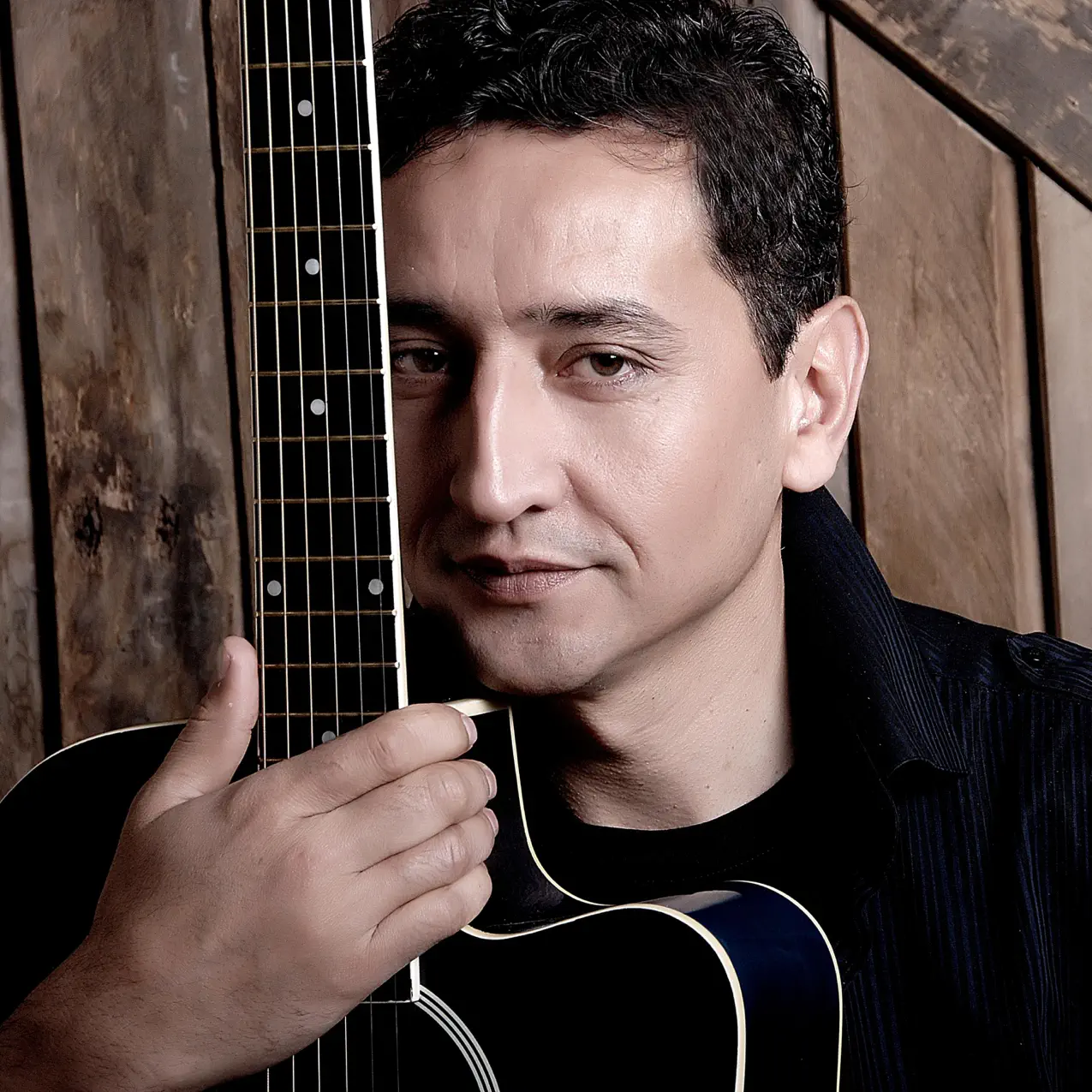 Suratda dost sormoqda