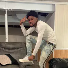 收听 Young Glory、观看音乐视频、阅读小传、查看巡演日期等 ！