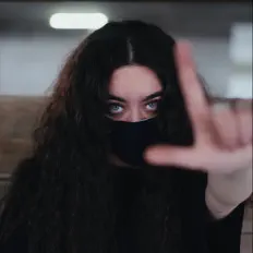 Escucha a LLID, mira videos musicales, lee su biografía, consulta las fechas de las gira y más.