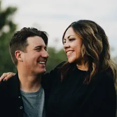 聆聽 Unveiled Worship、觀看音樂影片、閱讀小傳、查看巡演日期等！