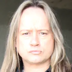 Ouve David Readman, vê vídeos de música, lê a biografia, vê as datas da digressão e muito mais!