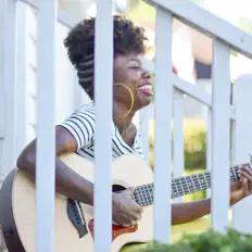 Dengarkan Akiliah Renee, tonton video musik, baca bio, lihat tanggal tur & lainnya!