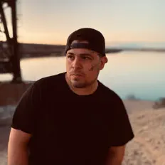 收听 2hoods、观看音乐视频、阅读小传、查看巡演日期等 ！