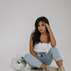 聆聽 TATA、觀看音樂影片、閱讀小傳、查看巡演日期等！