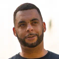 Ouça Moses Jones, assista a videoclipes, leia a biografia, veja as datas das turnês e mais!