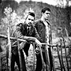 聆聽 maskott、觀看音樂影片、閱讀小傳、查看巡演日期等！