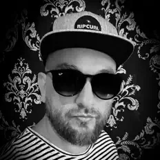 Poslechněte si interpreta Tomasz Wakulewski, sledujte hudební videa, přečtěte si životopis, podívejte se na data turné a další informace.