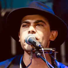 Dengarkan Lloyd Saunders, tonton video musik, baca bio, lihat tanggal tur & lainnya!