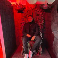 聆聽 Astro、觀看音樂影片、閱讀小傳、查看巡演日期等！