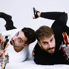 Poslechněte si interpreta Martìri, sledujte hudební videa, přečtěte si životopis, podívejte se na data turné a další informace.