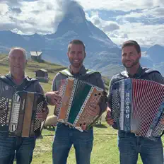 Trio Kohlbrennerを聴いたり、ミュージックビデオを鑑賞したり、経歴やツアー日程などを確認したりしましょう！