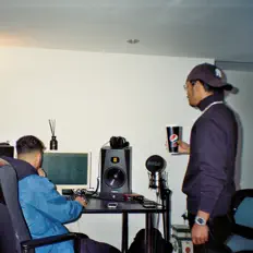 收听 PWD、观看音乐视频、阅读小传、查看巡演日期等 ！