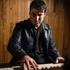 Écoutez Adam Scone, regardez des vidéoclips, lisez la biographie, consultez les dates de tournée et plus encore !