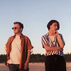 Luister naar Fake History, bekijk muziekvideo's, lees de bio, bekijk de tourdata, en meer!